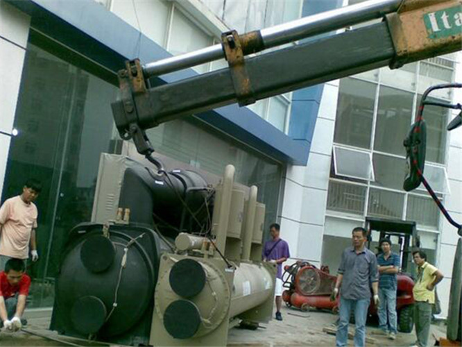 铜官区随车吊和汽车吊的核心区别是什么？哪种更省钱？